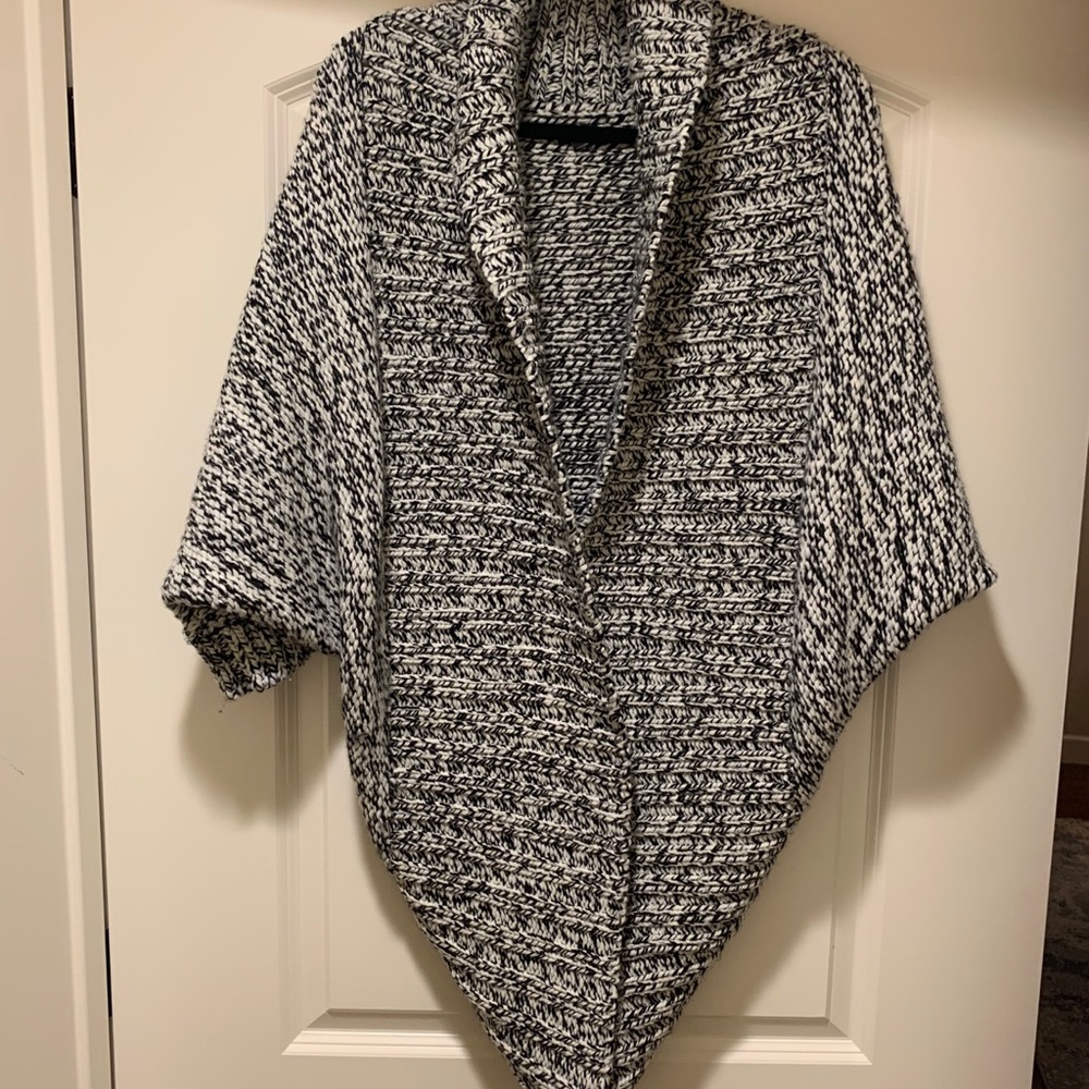 Thick short sleeve black and white sweater